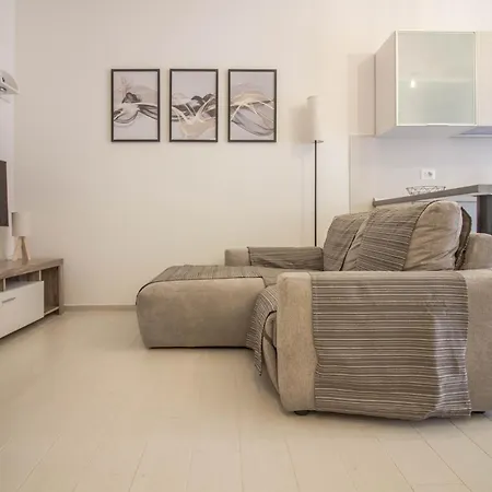 Cozy With Terrace Near The Airport! *