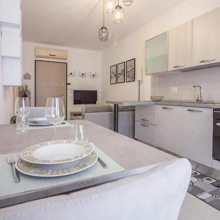 Cozy With Terrace Near The Airport!
