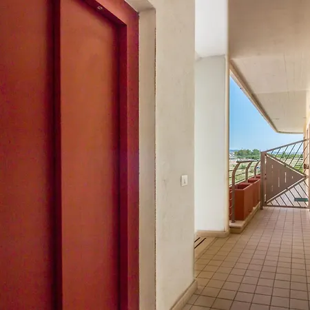 Cozy With Terrace Near The Airport! Apartment