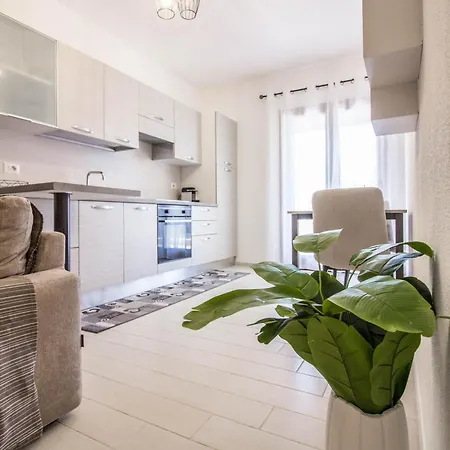 Cozy With Terrace Near The Airport!